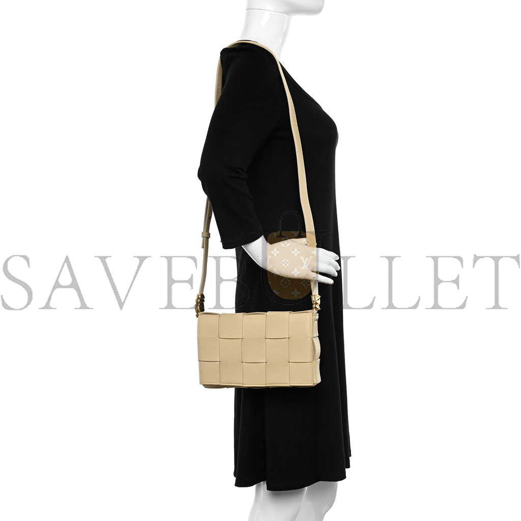 bo*te*ga Ve*ne*ta grained calfskin maxi intrecciato cassette crossbody bag porridge (23*15*5.5cm)
