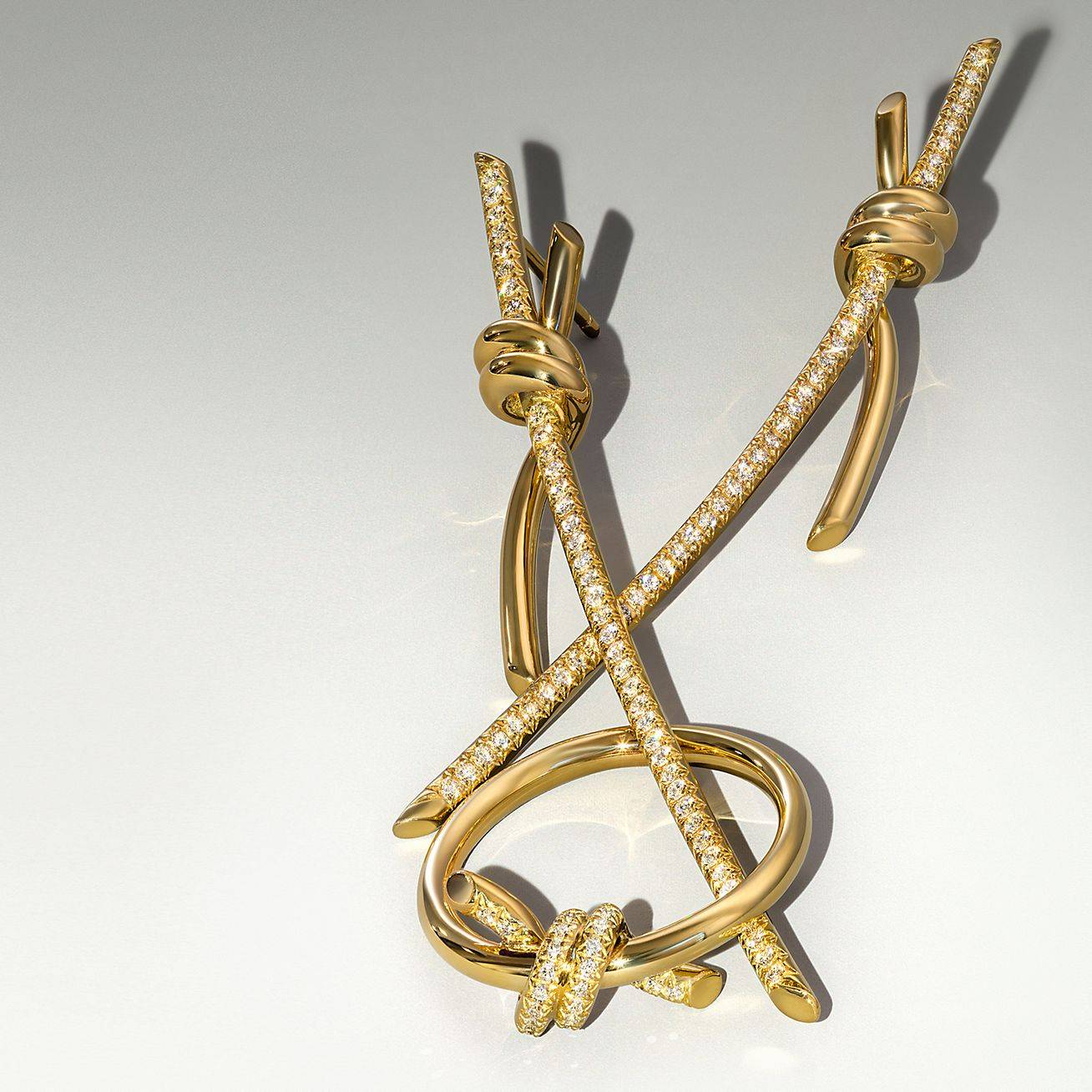 T*f*ny knot ring in yellow gold with diamonds