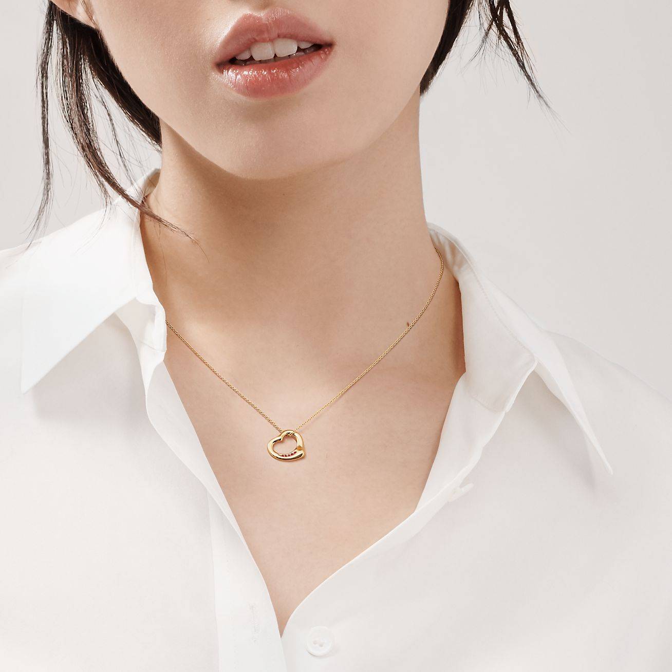 T*f*ny elsa peretti® open heart pendant in yellow gold with rubies, 16 mm