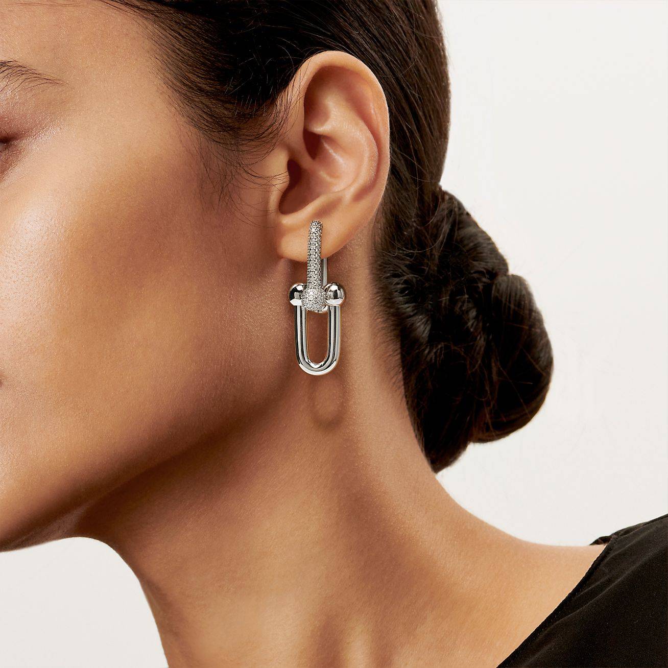 T*f*ny hardwear link earrings in white gold with pavÉ diamonds